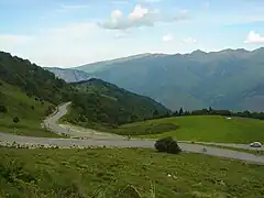 The hairpin turn at 2.5 kilometres (1.6 mi) from the finish