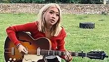 Beabadoobee playing guitar