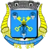 A blue shield with two golden keys beneath a papal tiara, surrounded by three silver fountains; in both sides of it are two cornucopias sprinkling coins; on the top of the shield is a silver mural crown with six towers and in the bottom of the shield is a blue scroll with the sentence Omnibus Pax et Sanitas written on it