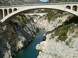 Nouveau pont sur l'Hérault (1932), à l'entrée des gorges de l'Hérault; au fond, l'aqueduc.