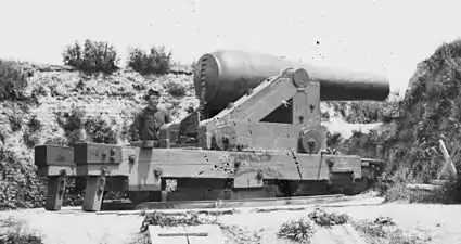 A Confederate 10-inch (254&nbsp;mm) Rodman columbiad on a center pivot mount in Fort Darling, Virginia, similar to one in Battery Four at Port Hudson, Louisiana. Unlike this mounting, the Port Hudson gun was mounted to fire in any direction, and was so effective that Union troops referred to it as the “Demoralizer”.