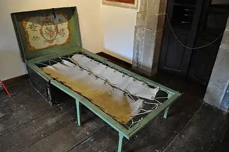 A chest-hideabed in the Casona de Tudanca&nbsp;[es], with lashings to retension it.
