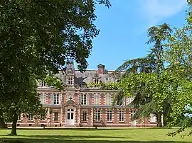 The chateau in Loueuse