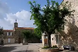 Square. In the background on the left: the town hall, on its right the Saint Géraud church.