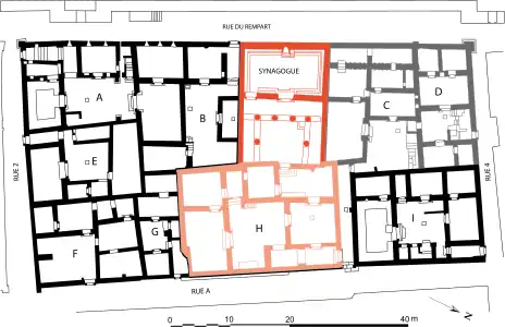 Plan of islet L7 in Dura-Europos, with the synagogue (in red) and its outbuildings (in pink). According to the plan of NC Andrews (1941) taken up in Hachlili 1998, p.&nbsp;41.
