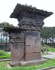 A stone-carved pillar-gate, or que (闕), 6 m (20 ft) in total height, located at the tomb of Gao Yi in Ya'an. (Eastern Han dynasty.)