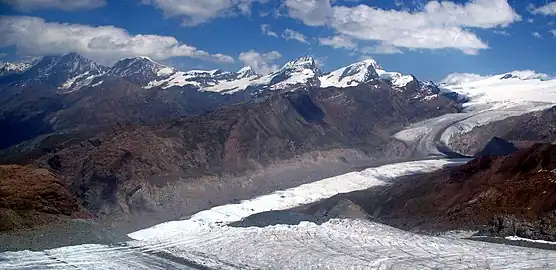 2007: The loss of thickness (about 200&nbsp;m (660&nbsp;ft)) of the lower Gorner Glacier since its major expansion in 1859 is recognizable on the south flank of the Gornergrat by the leftover and much higher lateral moraine (the light-coloured part above the grey flank); as seen from the Klein Matterhorn.