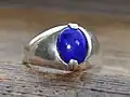 20th century silver ring with polished lapis oval; 2 x 2.4 x 1 cm