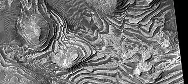 Layers.  Dark parts are basalt sand that has settled on horizontal surfaces.