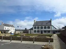The town hall in Ploumoguer