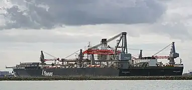 The 5,000&nbsp;t (5,500-short-ton) Huisman crane is mounted in a tub on the port side of the stern (Aug 2020)
