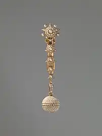 A so-called "Boule de Genève" with a matching chatelaine covered in white pearls. Amsterdam Museum