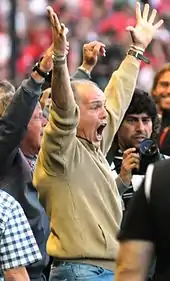 Sabella pitchside dramatically celebrating Estudiantes victory in the Argentine Primera División in 2010