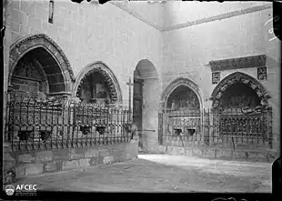Sepulchers in the interior, photo dated 1880–1926. Memòria Digital de Catalunya.
